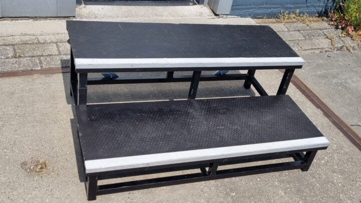 Podium trap 40 cm hoog | MJevent | verhuur | licht en geluid