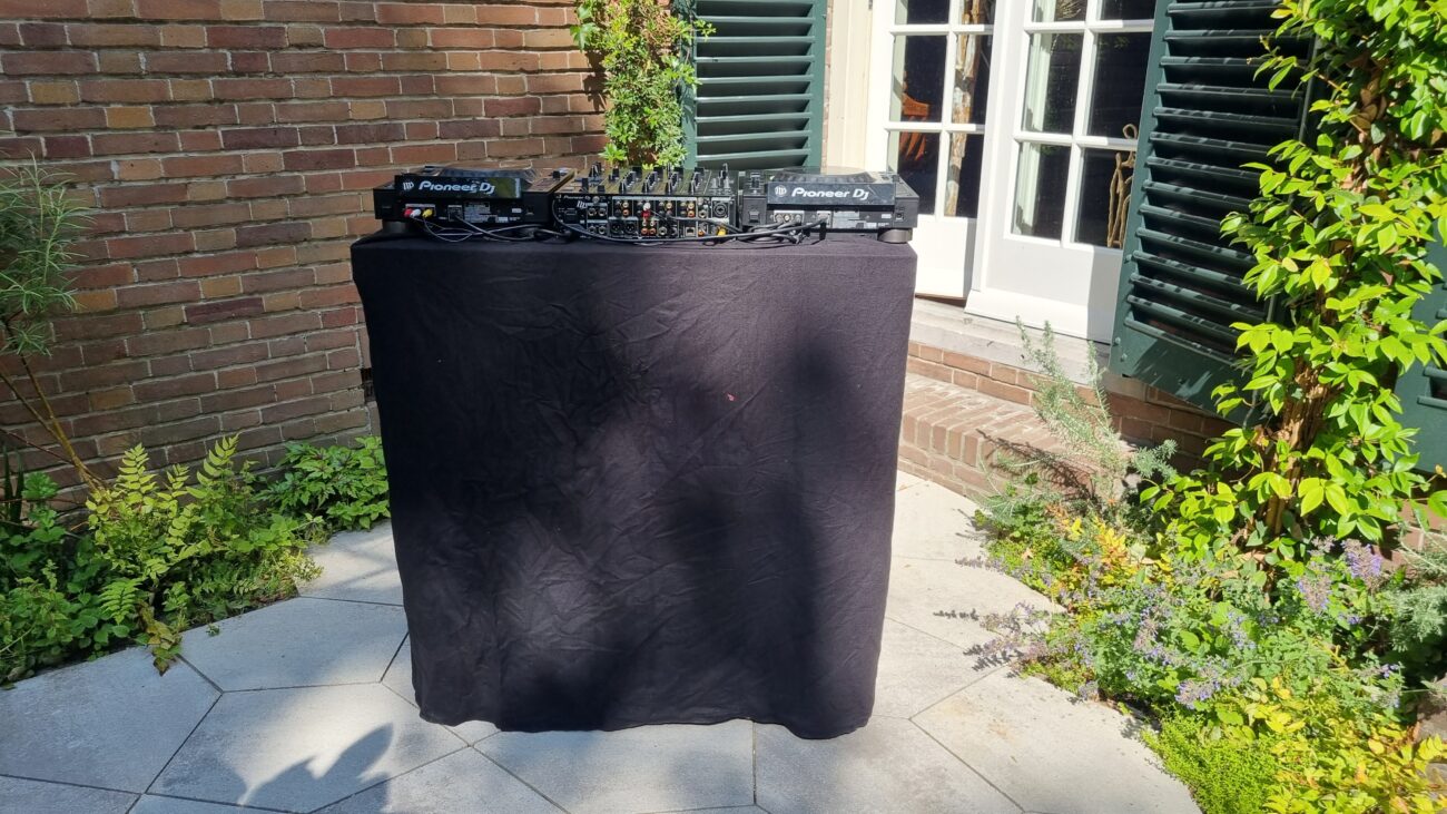 Dj Booth Zwart afrok strak klein | MJevent | verhuur | licht en geluid
