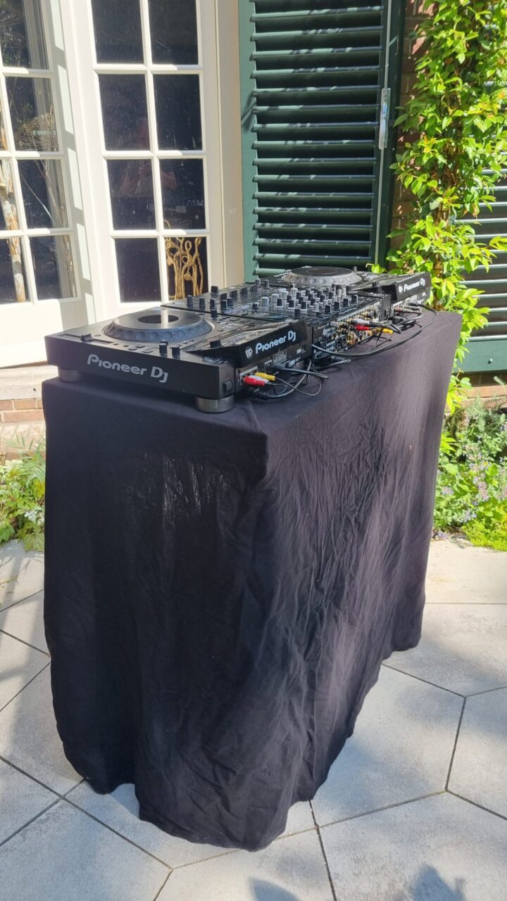 Dj Booth Zwart afrok strak klein | MJevent | verhuur | licht en geluid